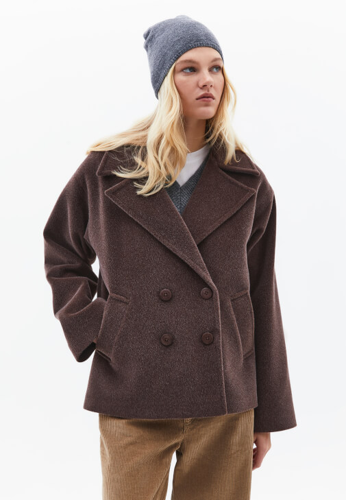 Yumuşak Dokulu Kaban ve Kadife Pantolon Kombini