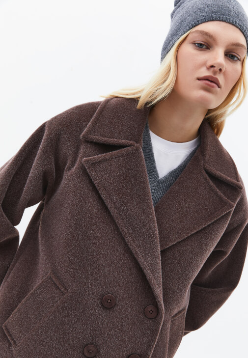 Yumuşak Dokulu Kaban ve Kadife Pantolon Kombini