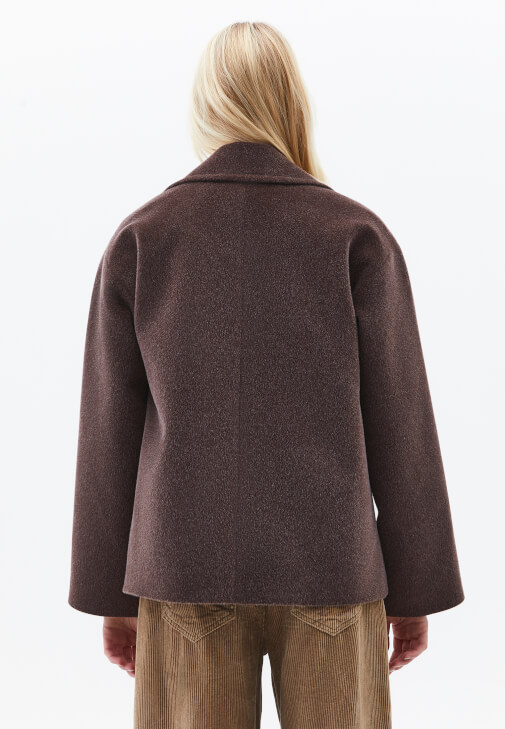 Yumuşak Dokulu Kaban ve Kadife Pantolon Kombini