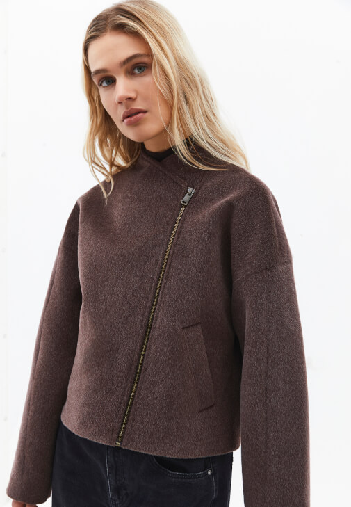 Crop Ceket ve Barrel-Fit Pantolon Kombini