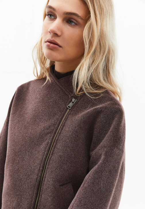 Crop Ceket ve Barrel-Fit Pantolon Kombini