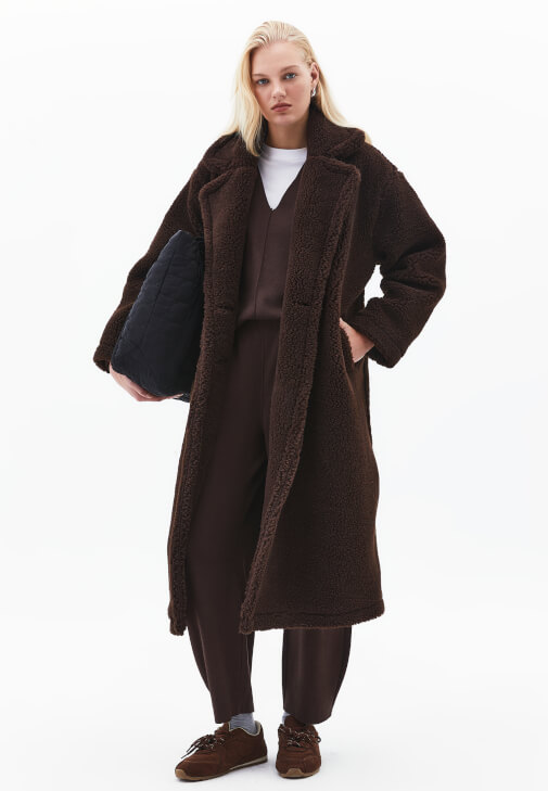 Düğmeli Kaban ve Barrel-Fit Pantolon Kombini