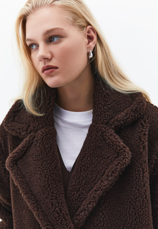 Düğmeli Kaban ve Barrel-Fit Pantolon Kombini