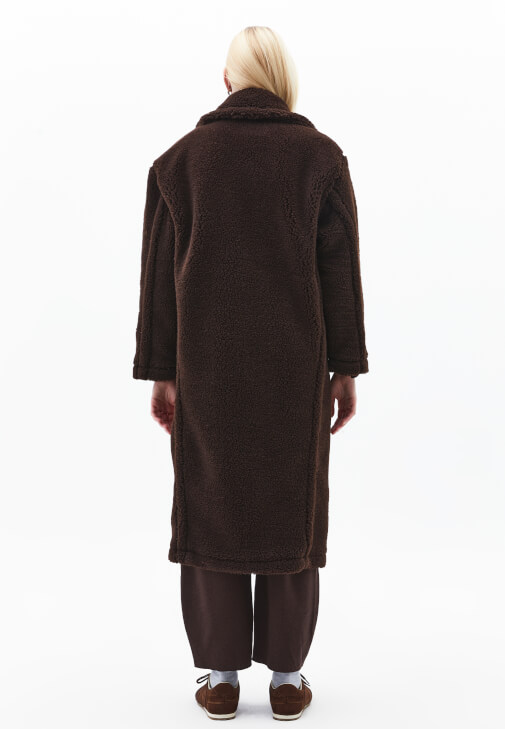 Düğmeli Kaban ve Barrel-Fit Pantolon Kombini