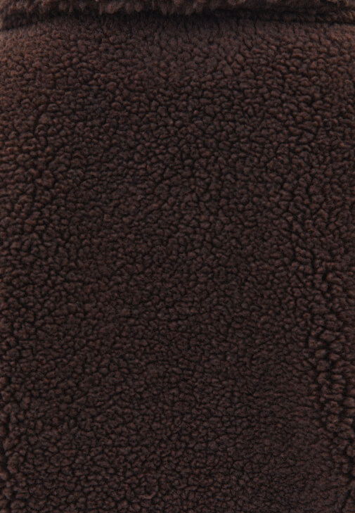 Düğmeli Kaban ve Barrel-Fit Pantolon Kombini