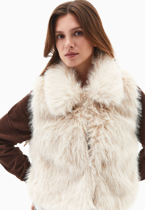 Kürk Yelek ve Denim Pantolon Kombini