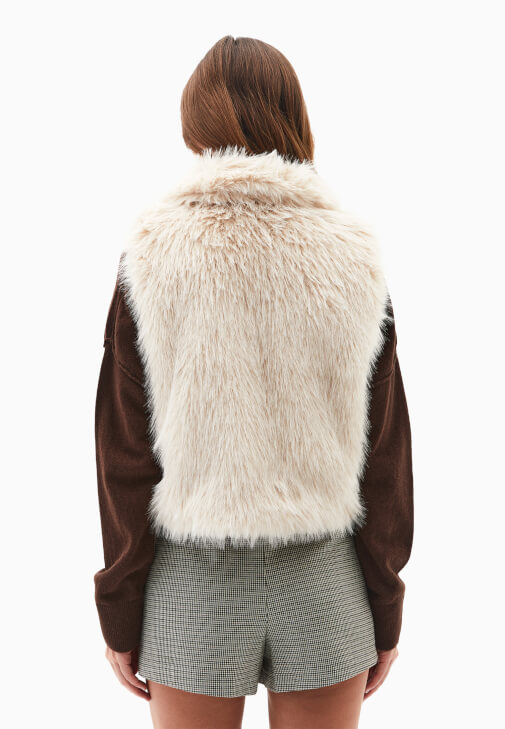 Kürk Yelek ve Denim Pantolon Kombini