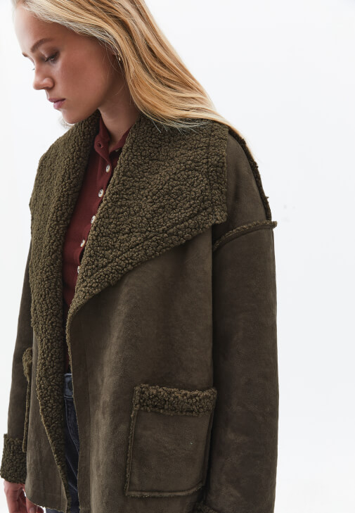 Çift Taraflı Ceket ve Wide-Leg Pantolon Kombini