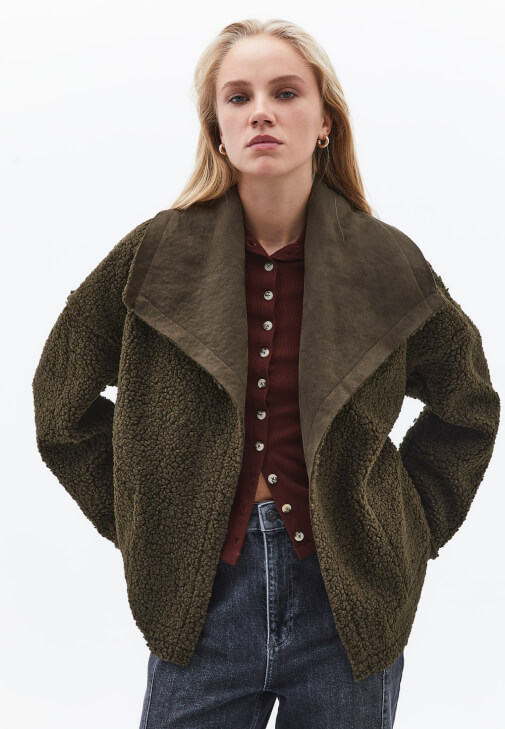 Çift Taraflı Ceket ve Wide-Leg Pantolon Kombini