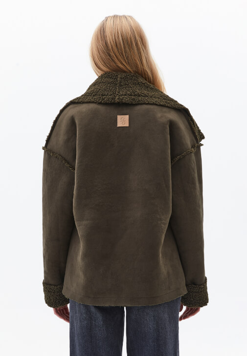 Çift Taraflı Ceket ve Wide-Leg Pantolon Kombini