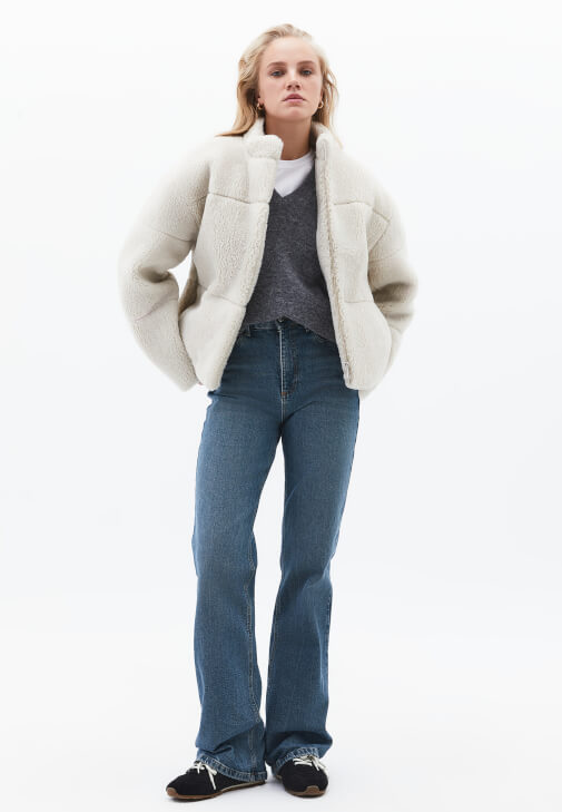  Peluş Mont ve Denim Pantolon Kombini