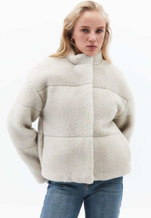 Peluş Mont ve Denim Pantolon Kombini