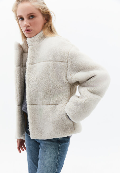 Peluş Mont ve Denim Pantolon Kombini