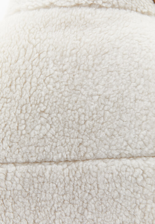 Peluş Mont ve Denim Pantolon Kombini