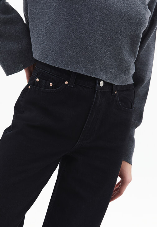 Denim Yüksek Bel Pantolon ve Atlet Kombini