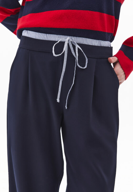 Straight-Fit Pantolon ve Kare Yaka Atlet Kombini