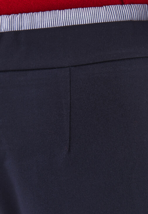 Straight-Fit Pantolon ve Kare Yaka Atlet Kombini