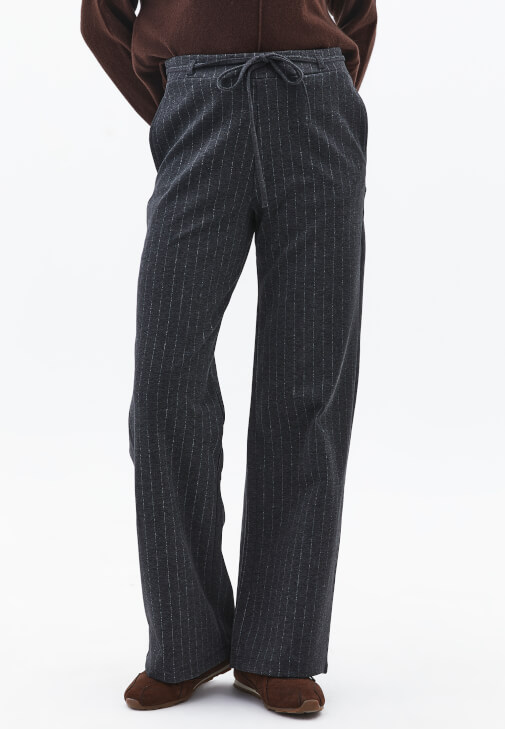 Çizgili Pantolon ve Yünlü Kazak Kombini