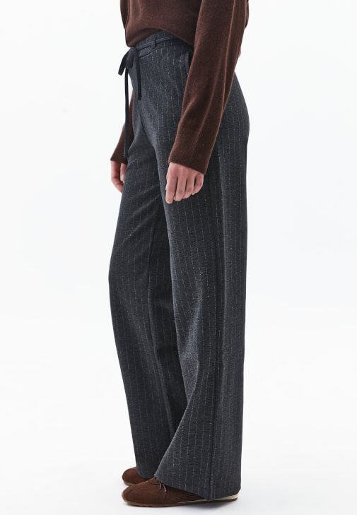 Çizgili Pantolon ve Yünlü Kazak Kombini