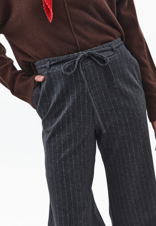 Çizgili Pantolon ve Yünlü Kazak Kombini