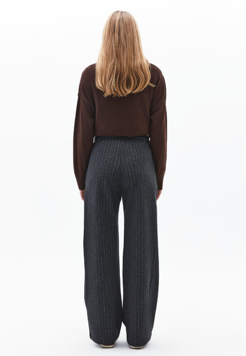 Çizgili Pantolon ve Yünlü Kazak Kombini