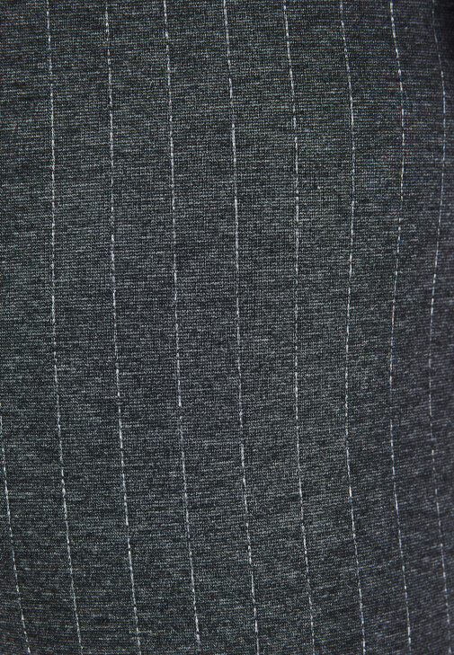 Çizgili Pantolon ve Yünlü Kazak Kombini