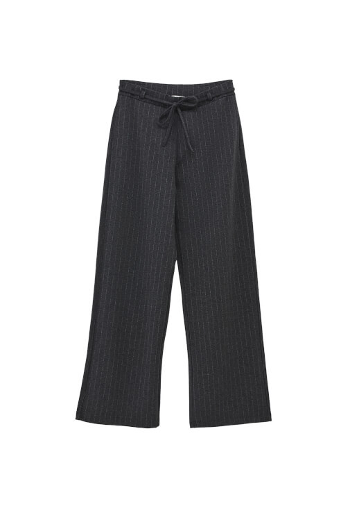 Çizgili Pantolon ve Yünlü Kazak Kombini