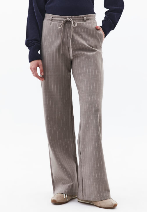 Çizgili Pantolon ve Kazak Kombini