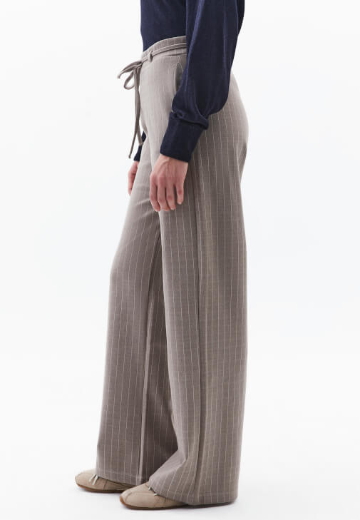 Çizgili Pantolon ve Kazak Kombini