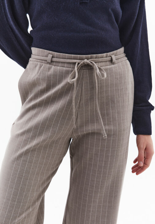 Çizgili Pantolon ve Kazak Kombini