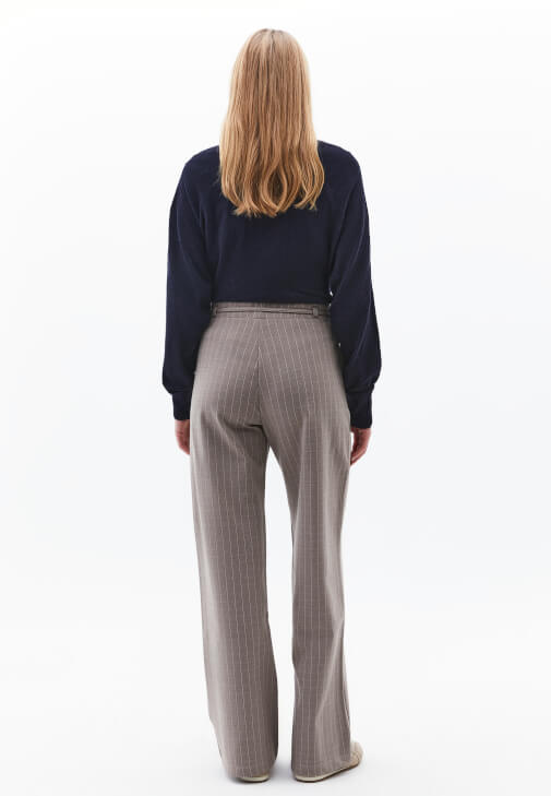 Çizgili Pantolon ve Kazak Kombini