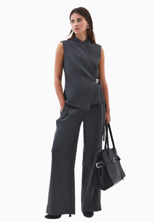 Bağlamalı Yelek ve Wide-Leg Pantolon Kombini