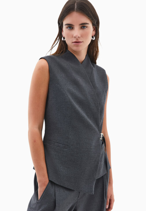 Bağlamalı Yelek ve Wide-Leg Pantolon Kombini