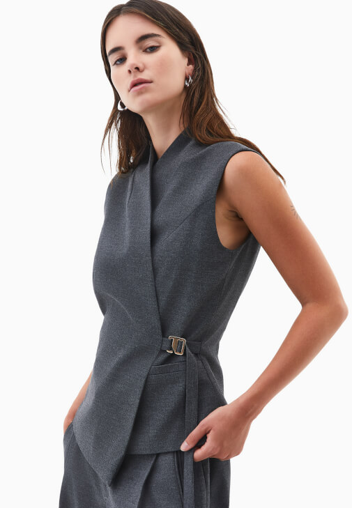 Bağlamalı Yelek ve Wide-Leg Pantolon Kombini