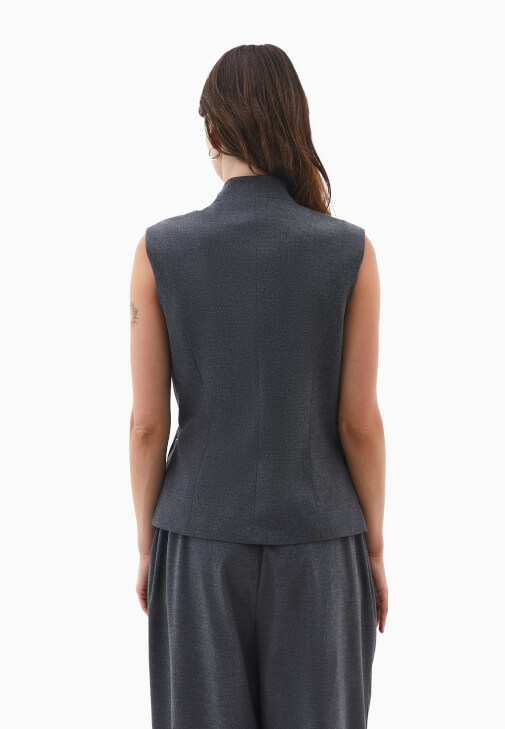 Bağlamalı Yelek ve Wide-Leg Pantolon Kombini