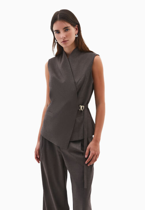 Bağlamalı Yelek ve Yüksek Bel Pantolon Kombini