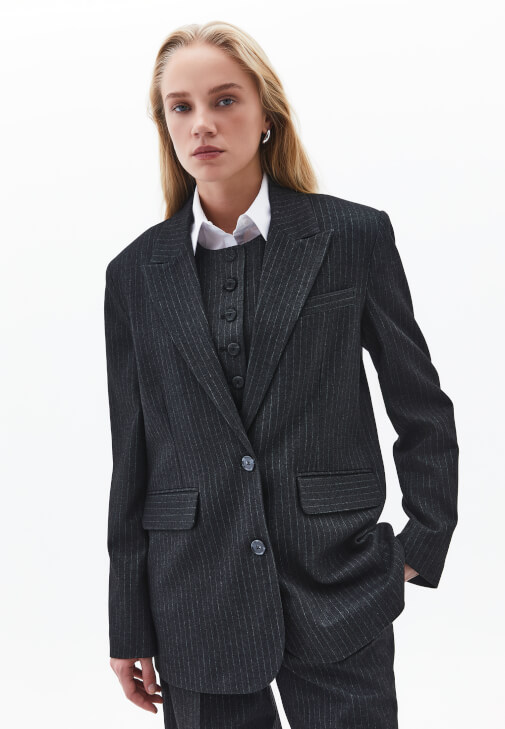 Blazer Ceket ve Çizgili Pantolon Kombini