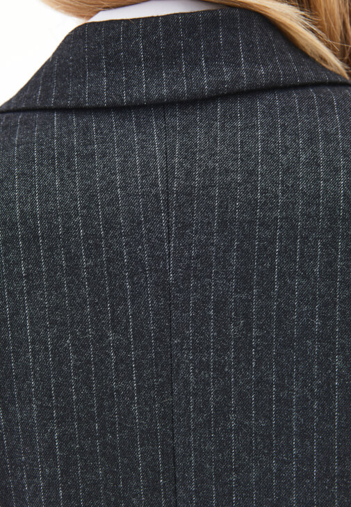 Blazer Ceket ve Çizgili Pantolon Kombini