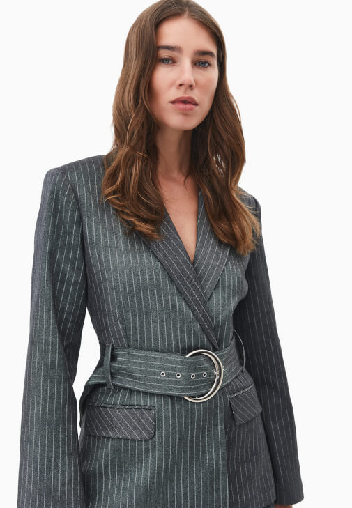 Kemerli Ceket ve Mini Etek Kombini