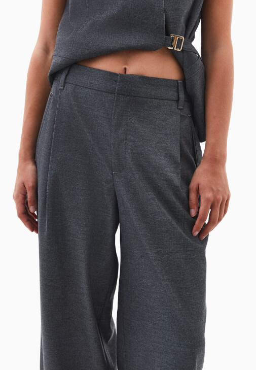 Wide-Leg Pantolon ve Bağlamalı Yelek Kombini