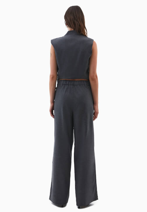 Wide-Leg Pantolon ve Bağlamalı Yelek Kombini