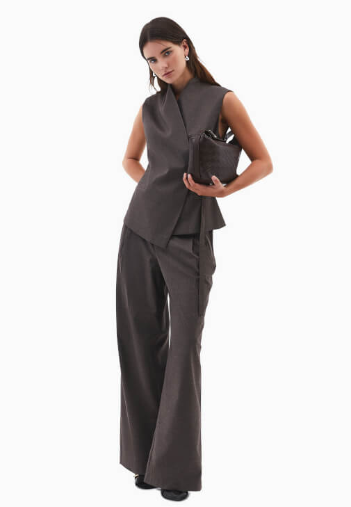 Yüksek Bel Pantolon ve Bağlamalı Yelek Kombini