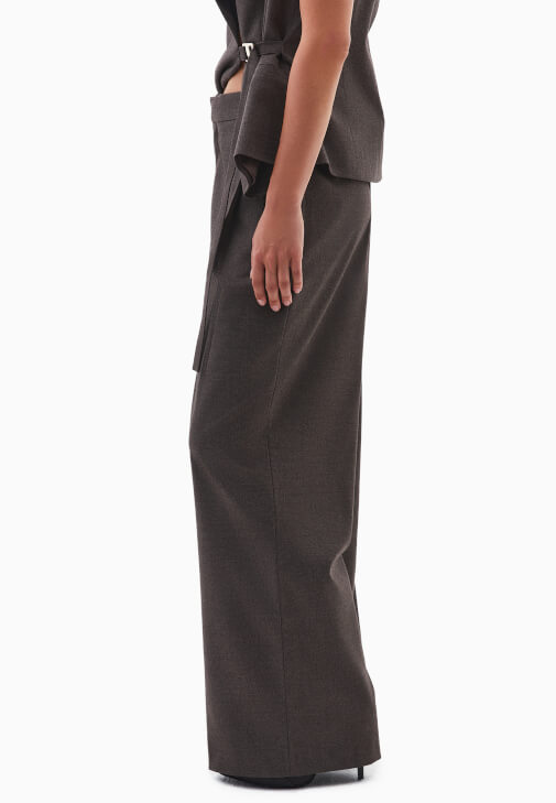 Yüksek Bel Pantolon ve Bağlamalı Yelek Kombini