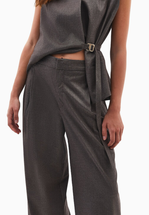 Yüksek Bel Pantolon ve Bağlamalı Yelek Kombini