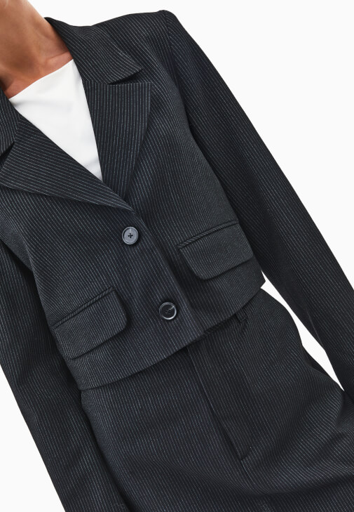 Blazer Ceket ve Çizgili Etek Kombini