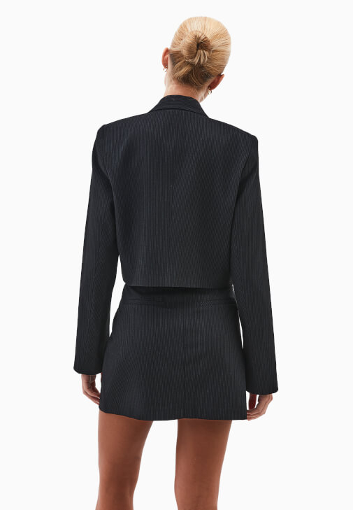 Blazer Ceket ve Çizgili Etek Kombini