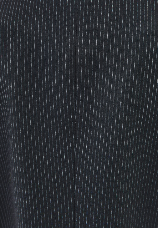 Blazer Ceket ve Çizgili Etek Kombini