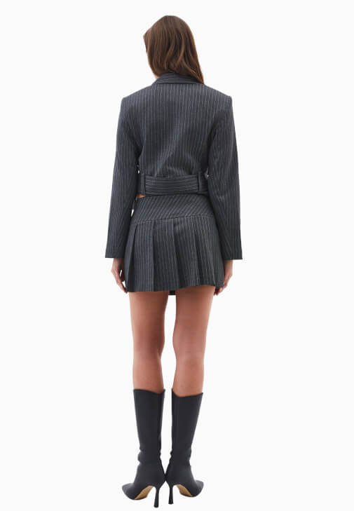 Mini Etek ve Oversize Ceket Kombini