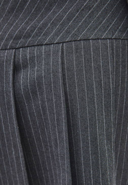 Mini Etek ve Oversize Ceket Kombini