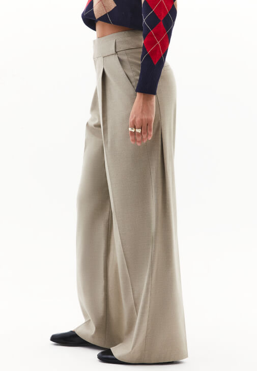 Wide-Leg Pantolon ve Jakarlı Kazak Kombini